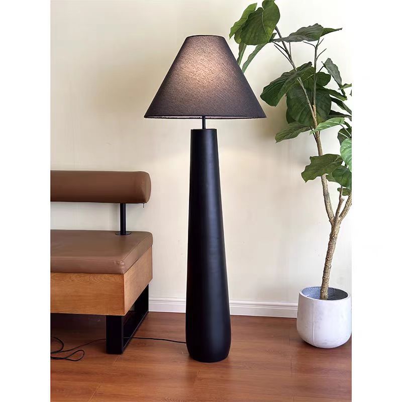 Elegante moderne Stehlampe mit stilvollem Schirm