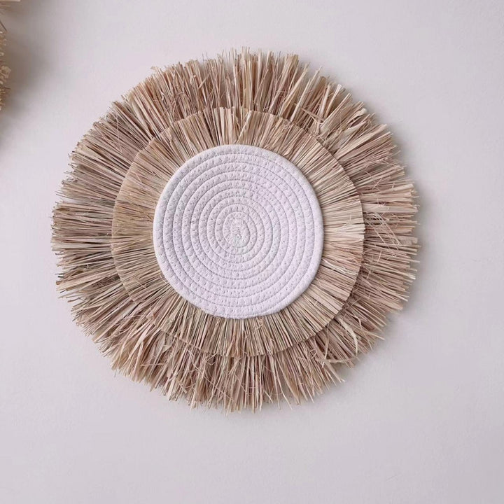Dekorativer Wandschmuck mit Kunstfaser und Holzperlen Karnz