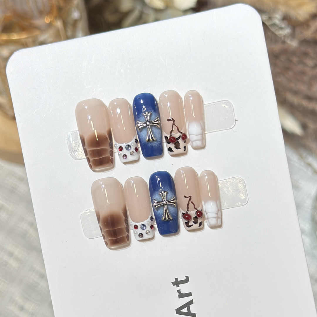 Dekoratives Press-On Nagelkunstset mit einzigartigen grafischen Designs Karnz