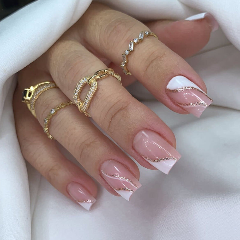Elegante Stiletto Press-On Nagelkunst mit Strass-Akzenten Karnz