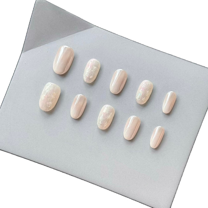 Elegantes Press-On-Nagelkunstset mit subtiler Perlenoberfläche