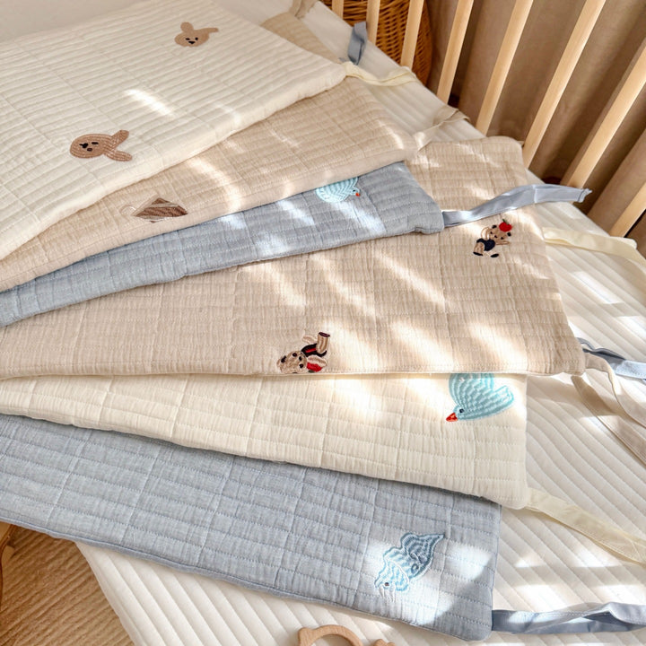 Gepolstertes Kinderbett-Polster und Matratzenauflage-Set mit bestickten Meereslebewesen