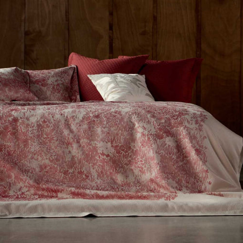 Bettwäschegarnitur aus Baumwollsatin mit floraler Jacquard-Tagesdecke und Kissenbezügen