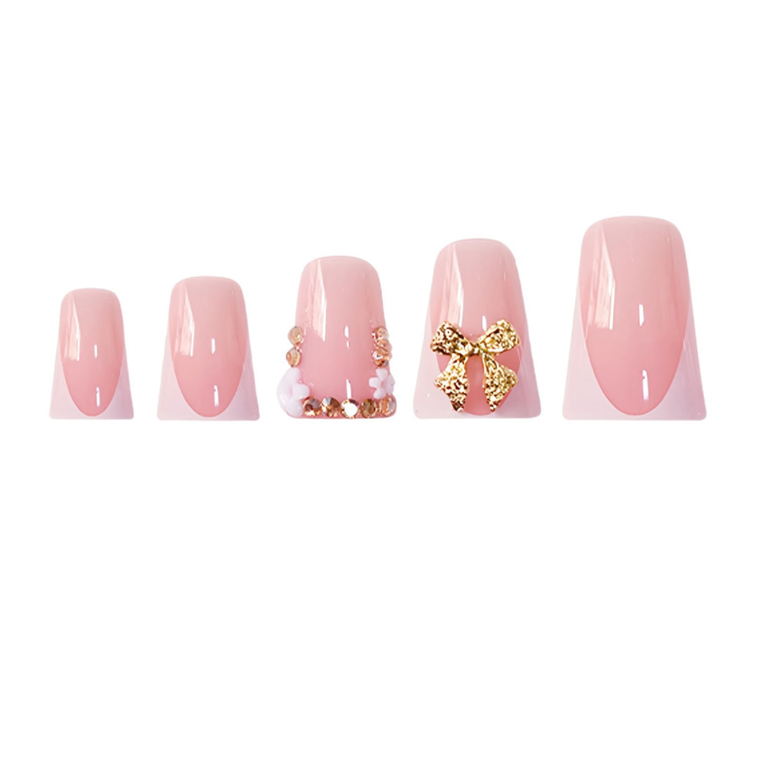 Dekorative Nagelkunst mit glitzerndem Bogen Karnz