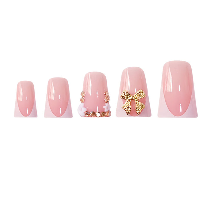 Dekorative Nagelkunst mit glitzerndem Bogen Karnz