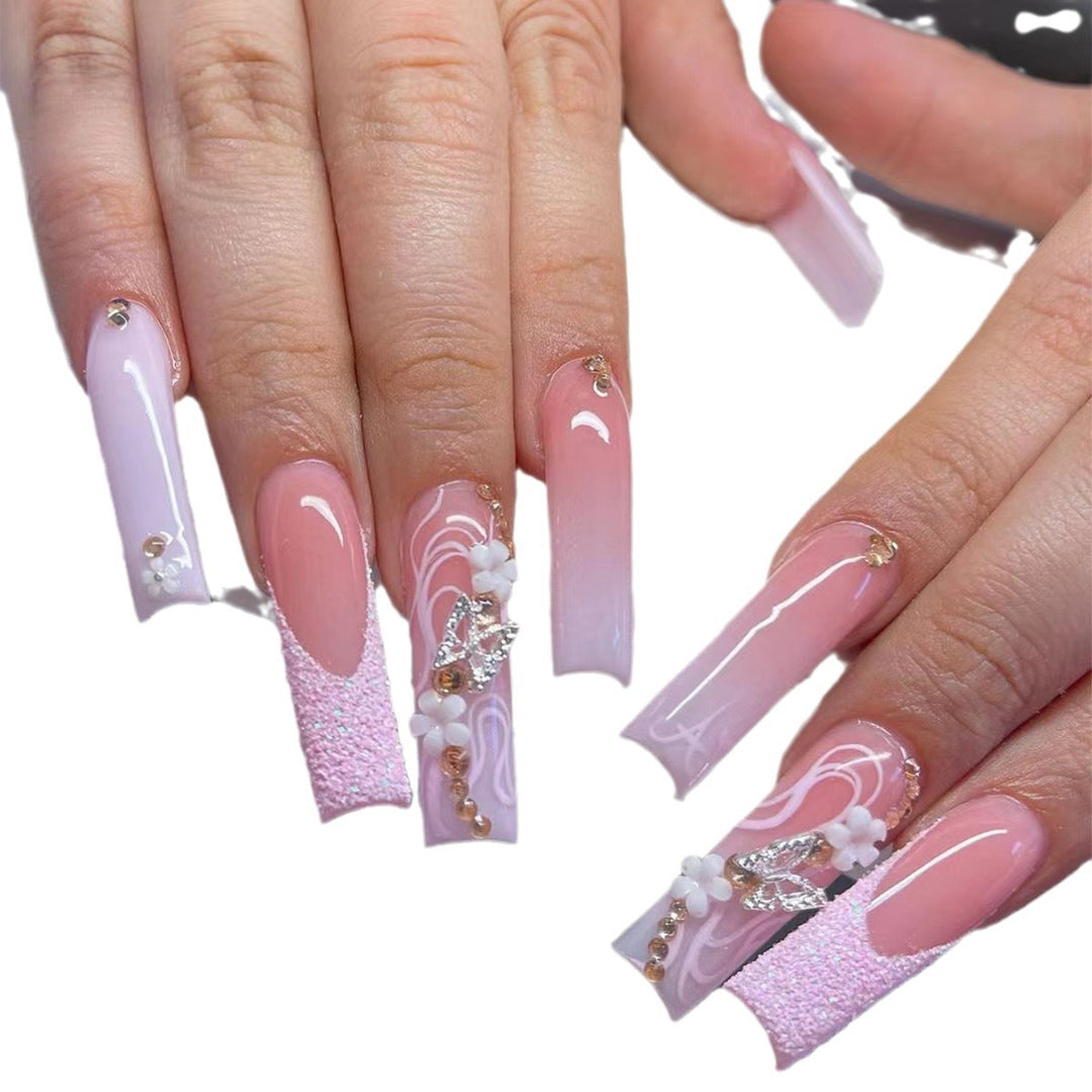 Elegante lange Acryl-Nagelverlängerungen mit dekorativen Akzenten