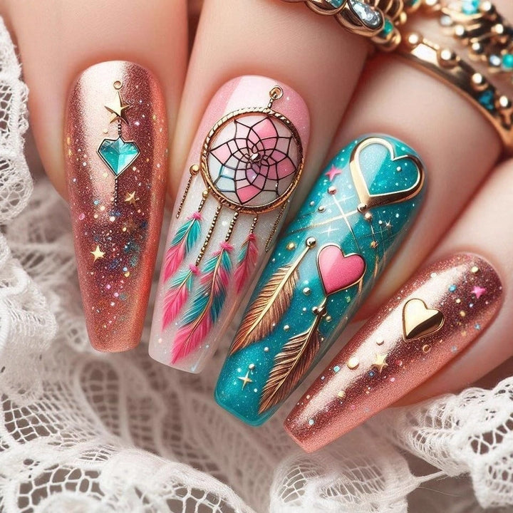 Kunstnagelset mit traumhaften 3D-Motiven und Glitzerakzenten Karnz