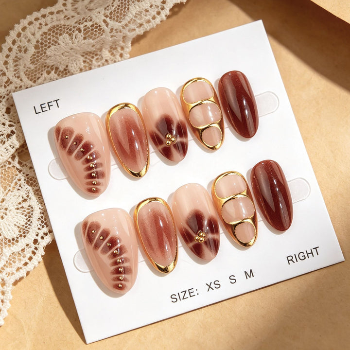 Dekoratives Press-On Nagelkunstset mit Goldfolie-Akzenten