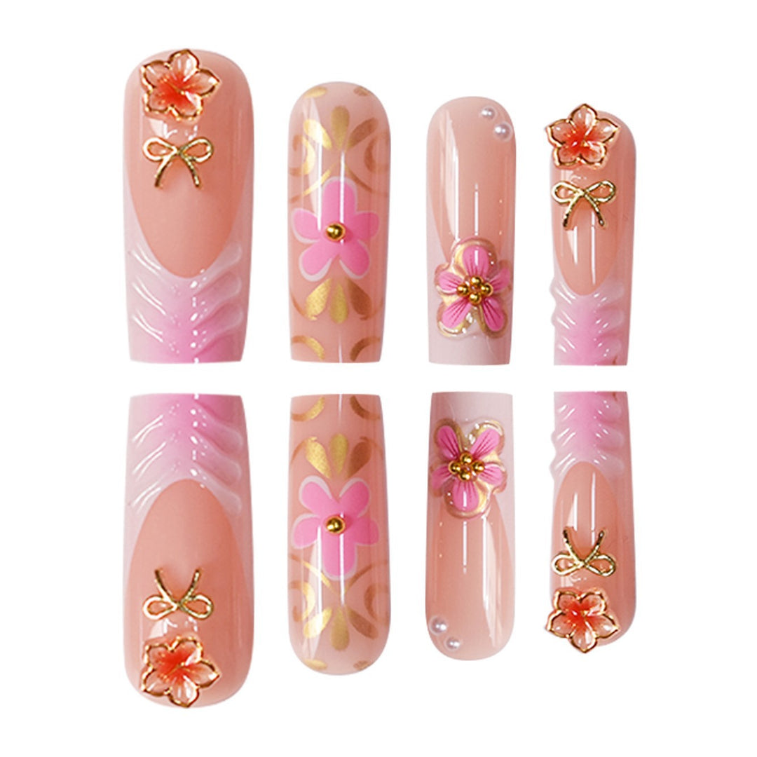 Dekoratives florales Nagelkunstdesign Karnz