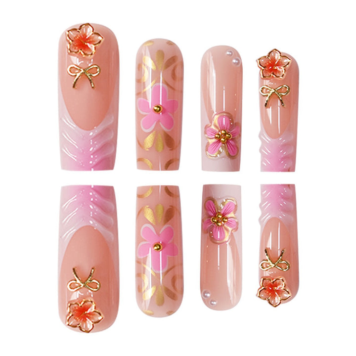 Dekoratives florales Nagelkunstdesign Karnz