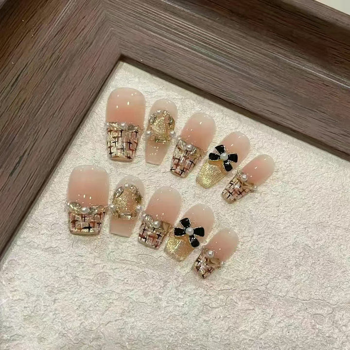 Luxuriöses Press-On-Nagelset mit dekorativen Akzenten