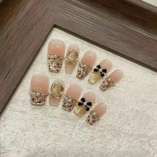 Luxuriöses Press-On-Nagelset mit dekorativen Akzenten