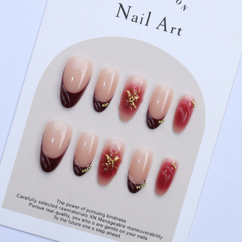 Künstlerisches Press-On-Nagelset mit elegantem floralen Design