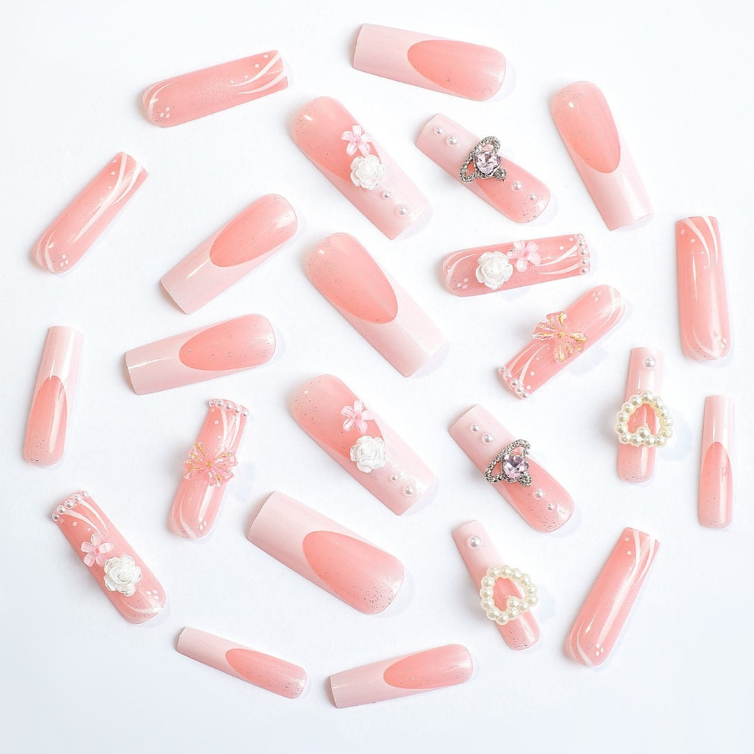 Elegantes Kunstnagelset mit Glitzer- und Blumenakzenten Karnz