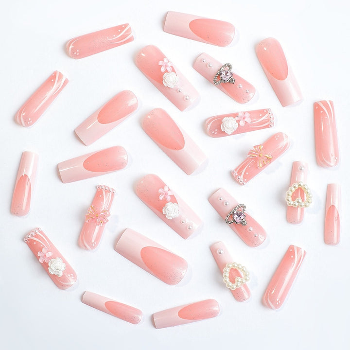 Elegantes Kunstnagelset mit Glitzer- und Blumenakzenten Karnz