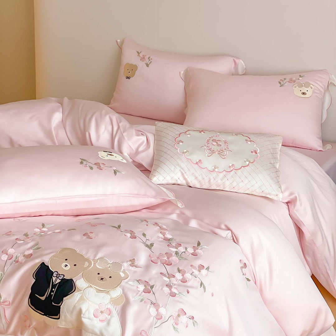 Satin-Bettwäschegarnitur mit bestickten Hochzeitsbären, Rüschensaum & Zierkissen