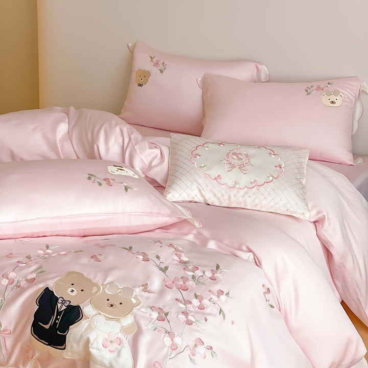 Satin-Bettwäschegarnitur mit bestickten Hochzeitsbären, Rüschensaum & Zierkissen