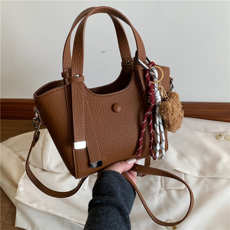 Texturierte Mini Tote-Handtasche mit charmantem Bären-Schlüsselanhänger