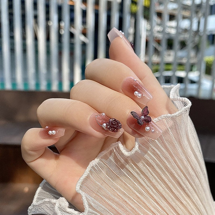 Elegante Nagelkunst mit Glanzfinish Karnz