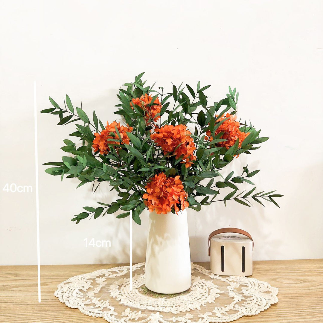 Lebensechter Blumenstrauß mit grünen Blättern