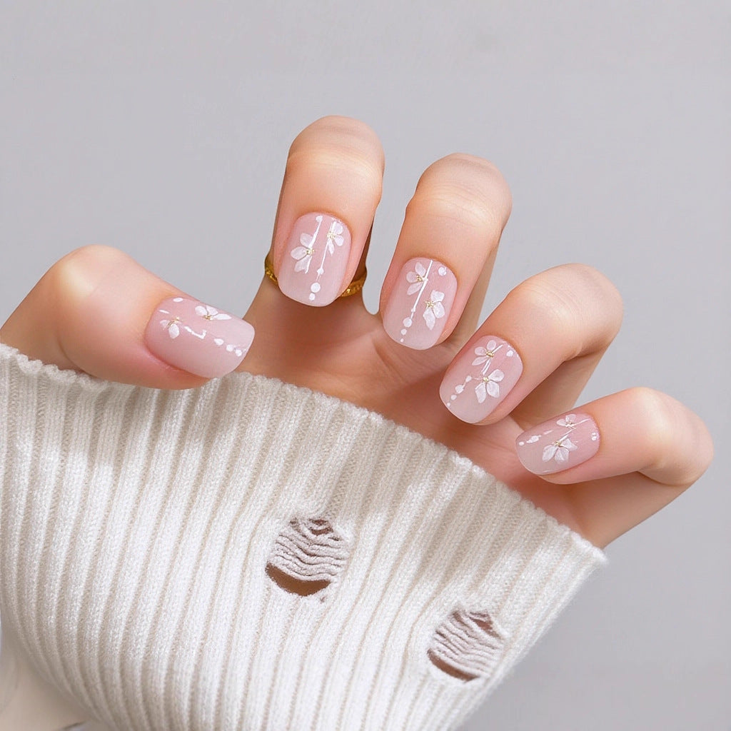 Kunstnägel mit Elegantem Floralen Design Karnz