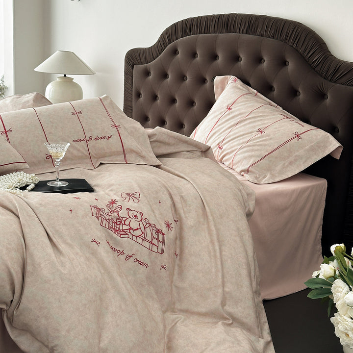 Bettwäschegarnitur aus extraweichem Baumwoll-Satin mit zarter Geschenk- und Schleifenstickerei