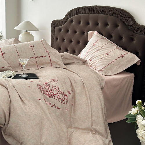 Bettwäschegarnitur aus extraweichem Baumwoll-Satin mit zarter Geschenk- und Schleifenstickerei