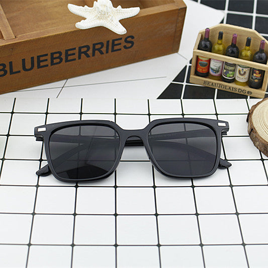 Damen moderne quadratische Sonnenbrille mit minimalistischer Rahmenstruktur Karnz