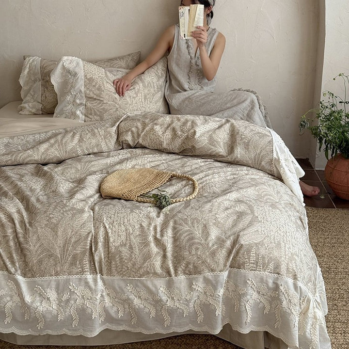 Steppbett-Set im botanischen Jacquard mit besticktem Spitzenvolant