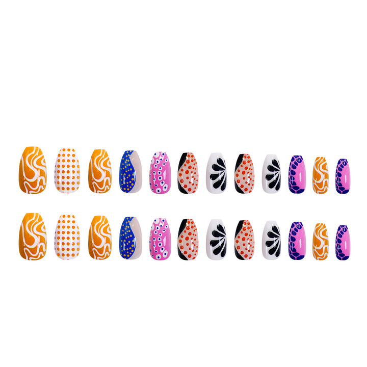 Kreative Nail Art mit verschiedenen Mustern Karnz