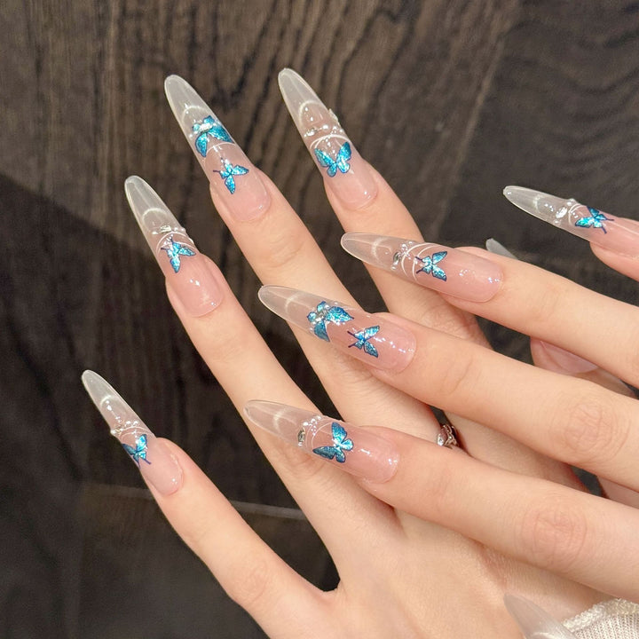 Künstlerisches Press-On-Nagelset mit Schmetterlingsakzenten