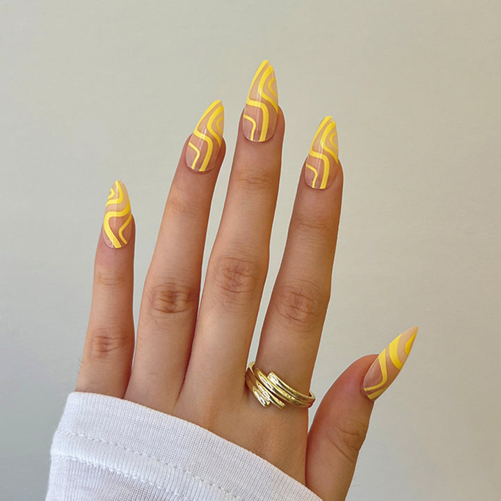 Kunstvolle Nagelverlängerungen mit elegantem Blattmuster Karnz