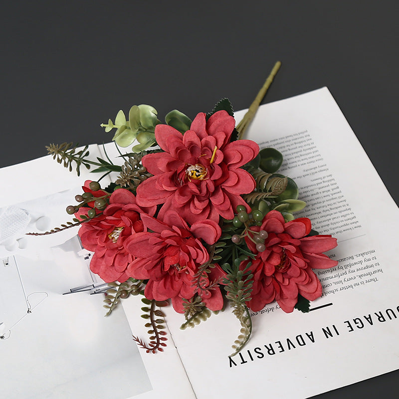 Dekorative Blumenarrangement für die Innendekoration