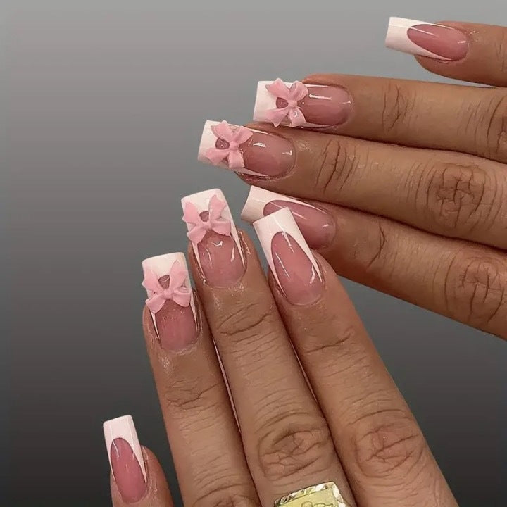 Kunstnagelset mit filigranen Schleifenverzierungen Karnz