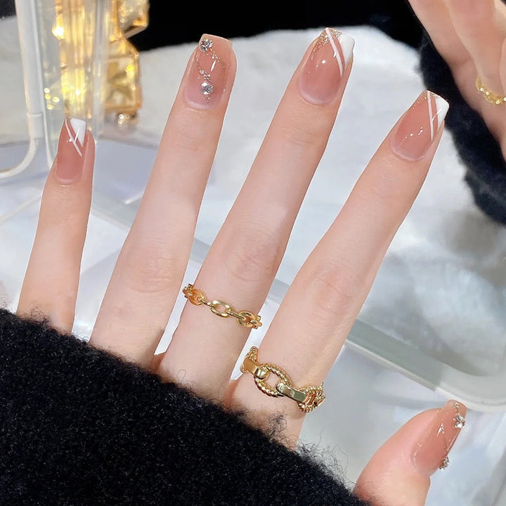 Kunstnägel mit stilvollen Glitzerverzierungen Karnz