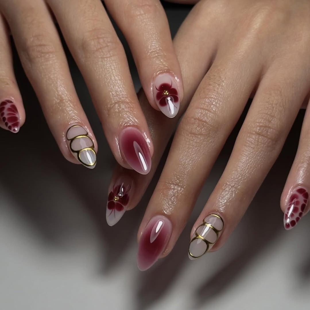 Elegante Nagelkunst mit floralem Design und Glitzerakzenten Karnz