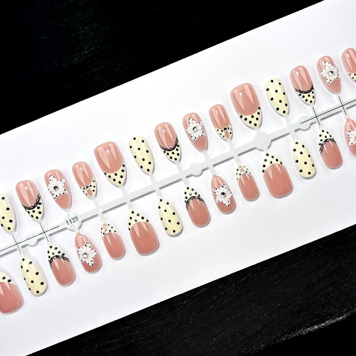 Elegantes Press-On-Nagelkunst-Set mit Blumen- und Punktemustern