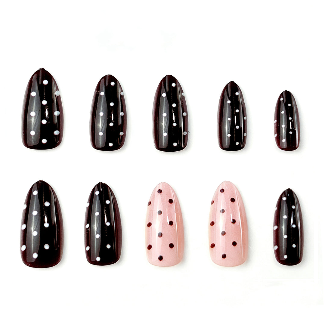 Künstlerisches Press-On-Nagelkunst-Set mit Polka-Dot- und glänzender Oberfläche Karnz