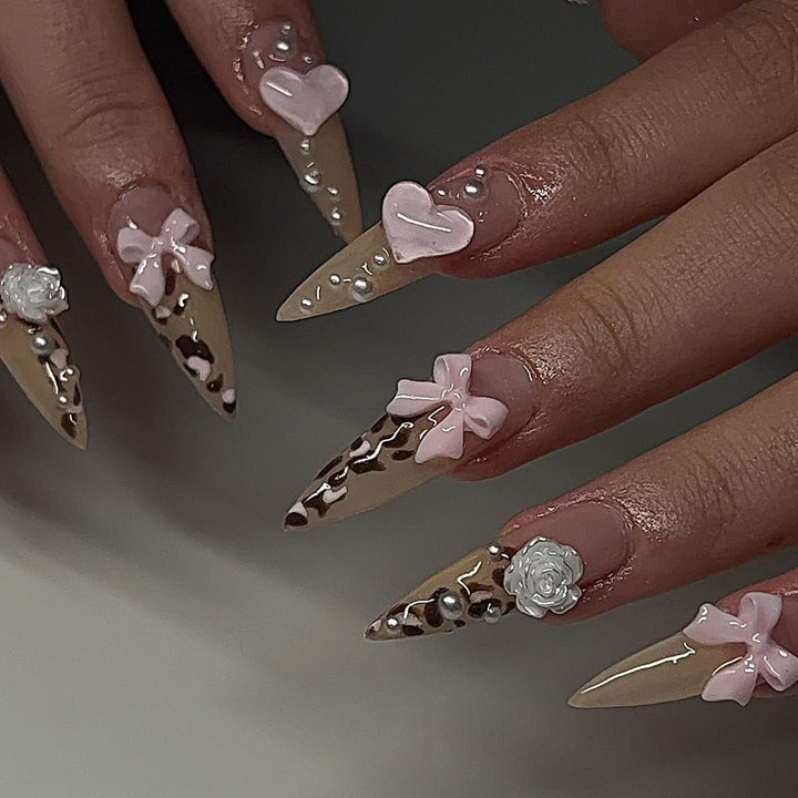 Kunstvolle Nagelverlängerungen mit dekorativen 3D-Motiven Karnz