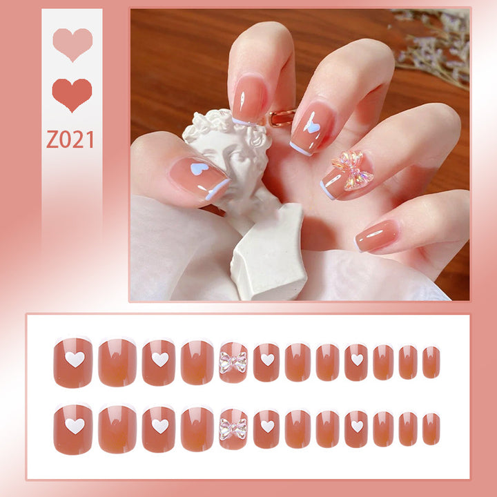 Kunstnagelset mit eleganten Glitzerverzierungen und schimmernden Akzenten Karnz