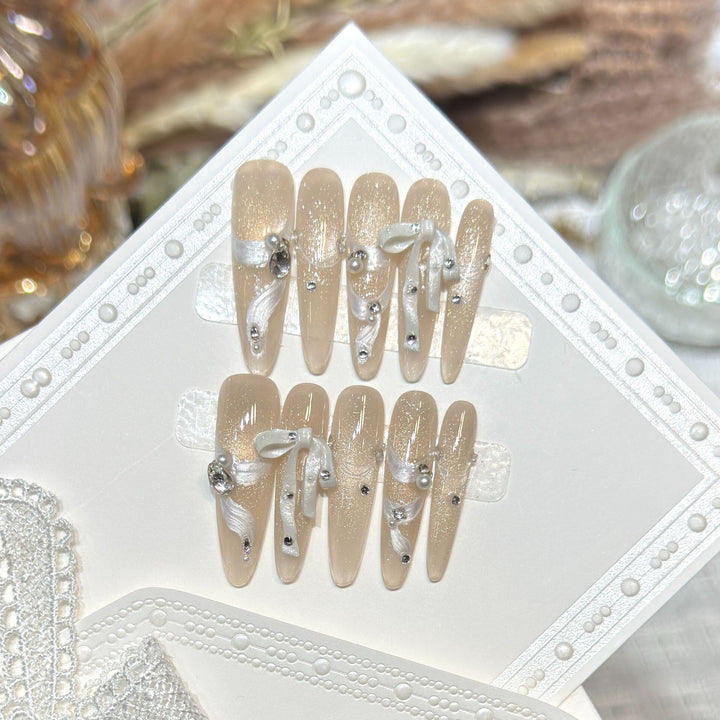 Elegantes Dekoratives Press-On Nagelset mit Strassakzenten
