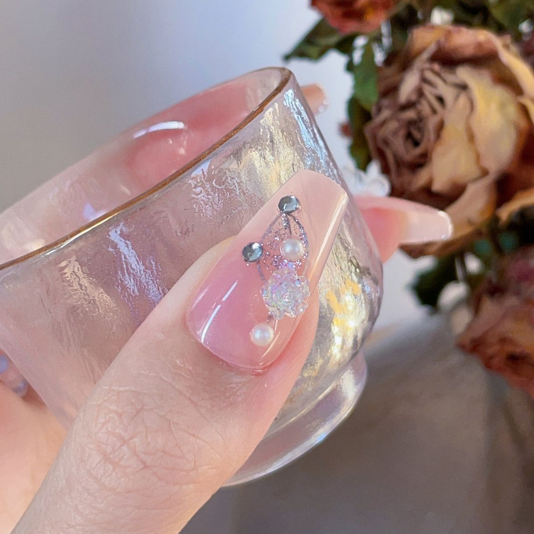 Kunstnägel mit glamourösem Perlen- und Glitzerdesign Karnz