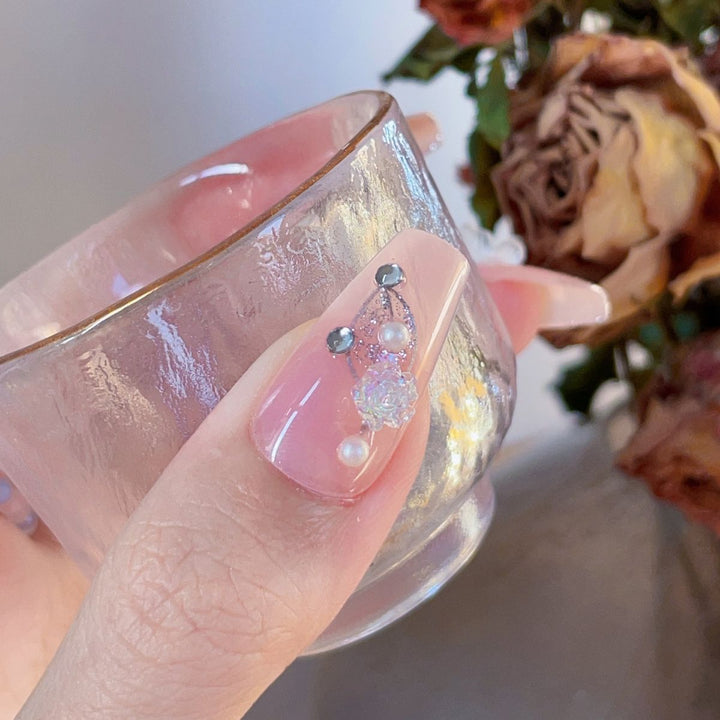 Kunstnägel mit glamourösem Perlen- und Glitzerdesign Karnz
