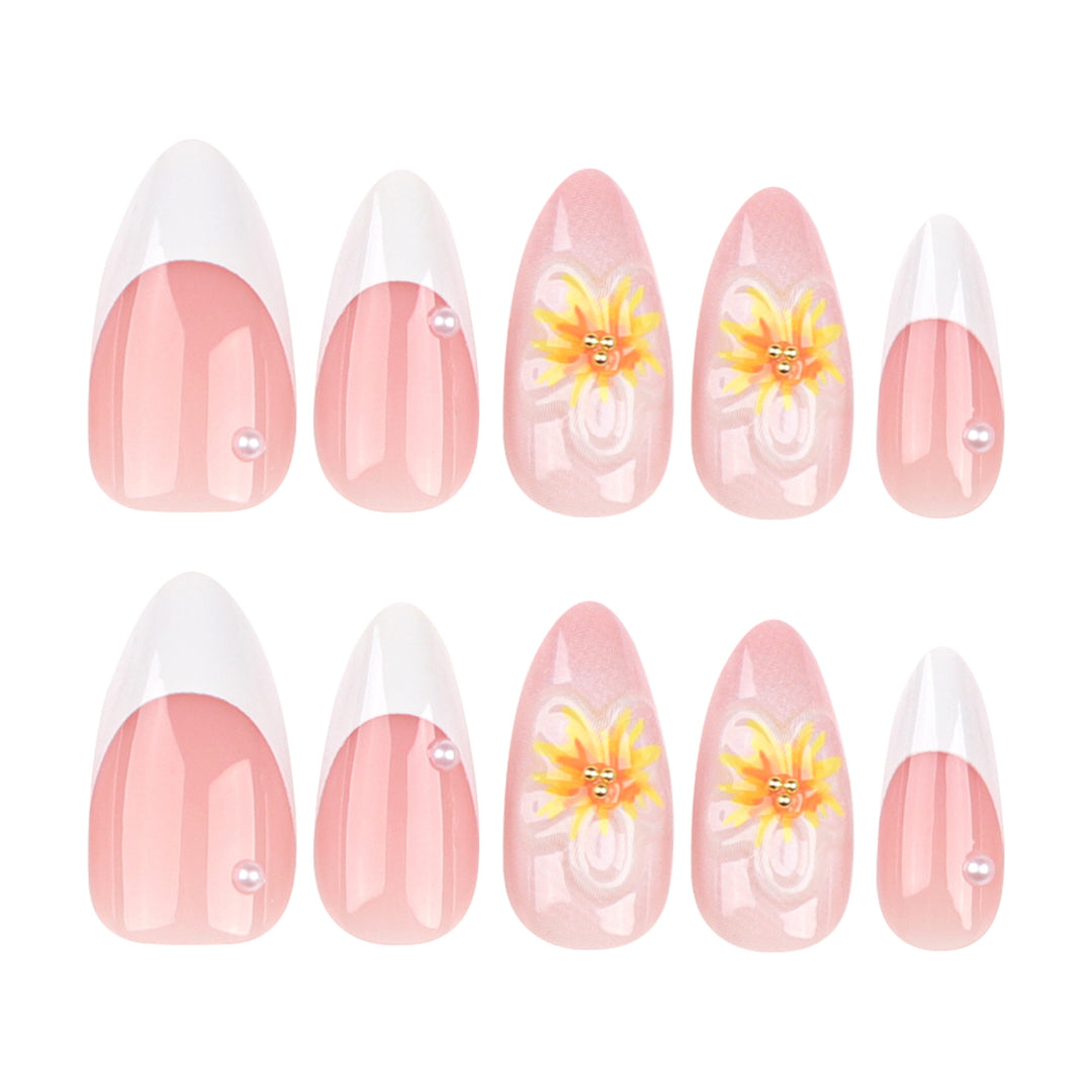 Kunstvolle Stiletto-Nägel mit floralen Akzenten Karnz