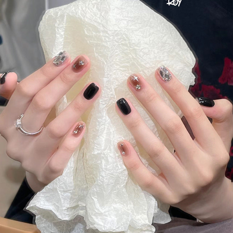 Künstlerisches Press-On-Nagelset mit glamourösen metallischen Akzenten Karnz