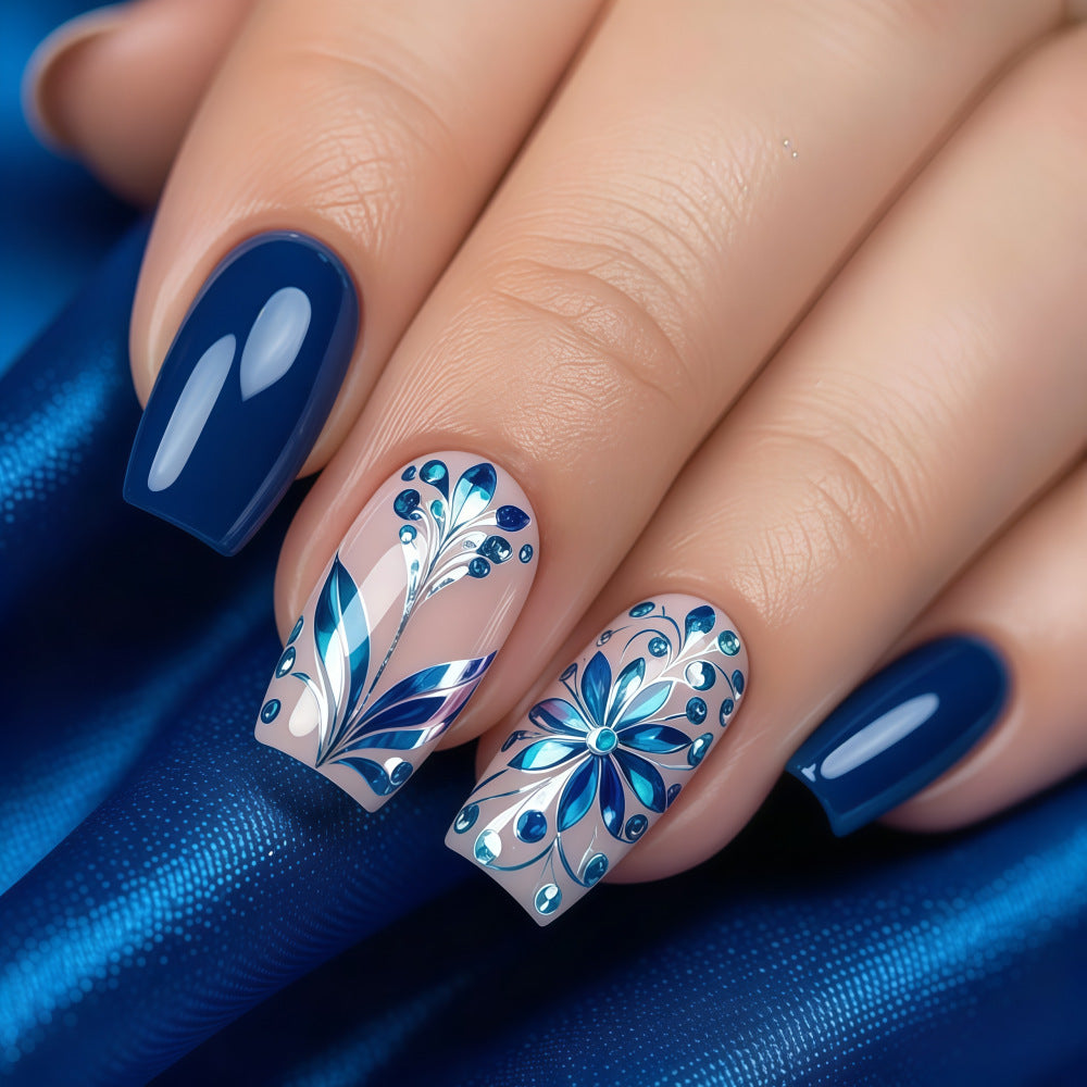 Kunstnägel mit floralen Details Karnz