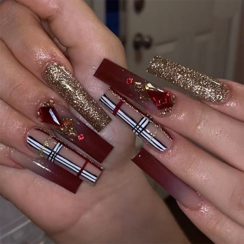 Glamouröse Stiletto-Nägel mit extravagantem Design und Glitzerakzenten Karnz