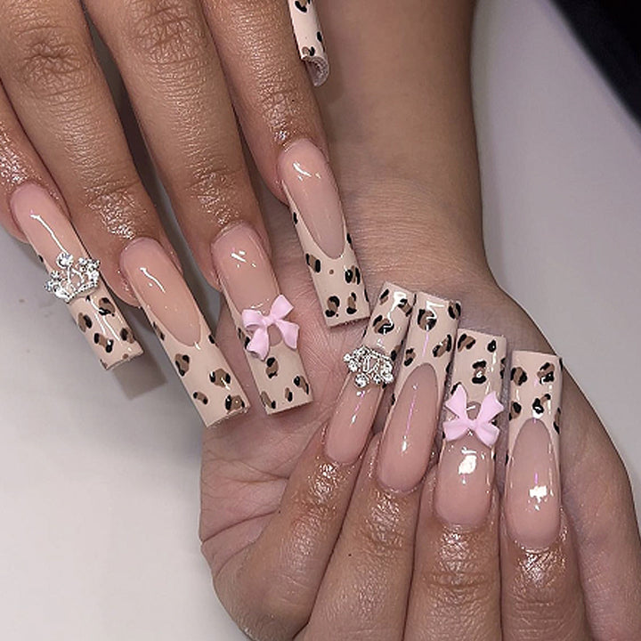 Glamouröse dekorative Nagelkunst Karnz