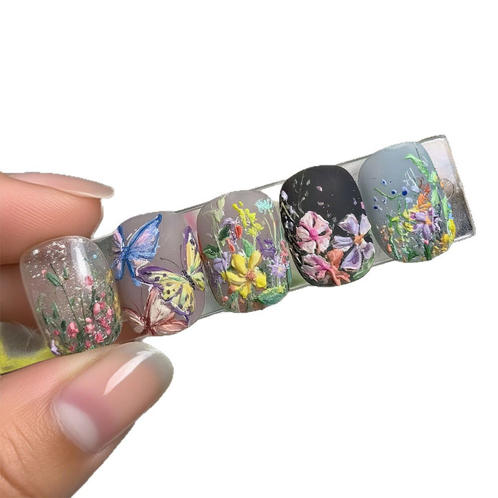 Elegante Nagelkunst mit Schwarz-Weiß-Kontrast Karnz