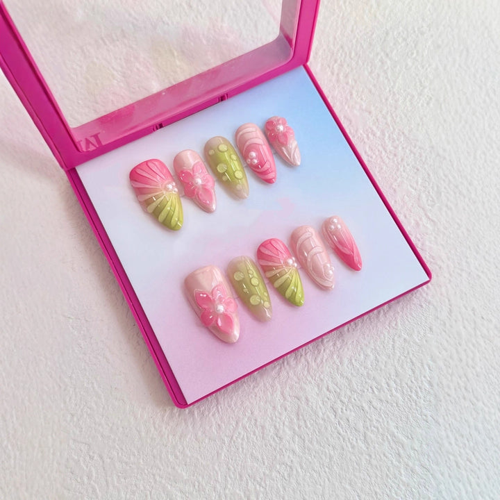 Dekoratives Press-On Nagelkunst Set mit floralen und glänzenden Akzenten